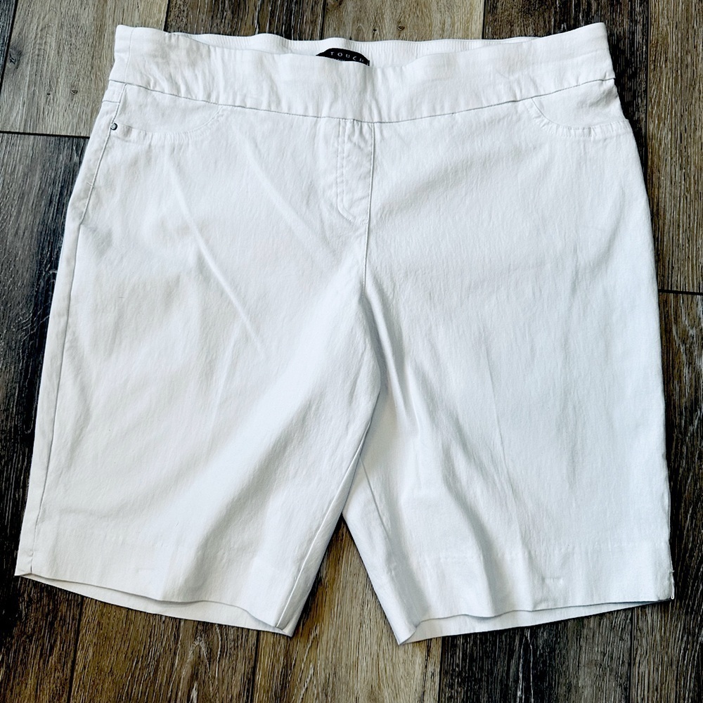 🛍️ N Touch Zipper free stretch 9 inch shorts excellent condition.